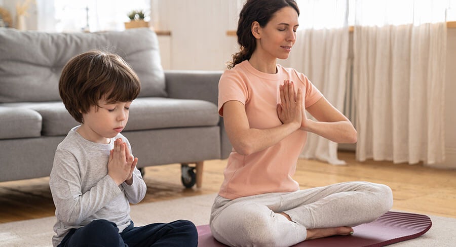 mamá e hijo meditando