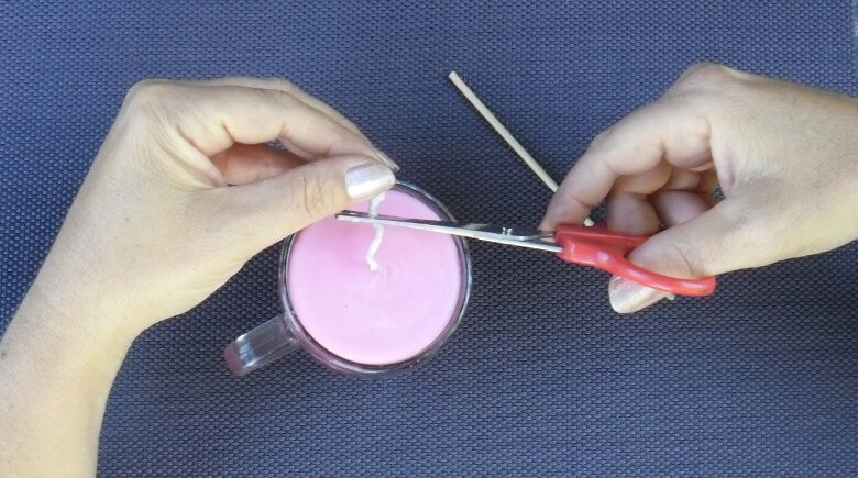 Velas aromáticas en casa: Desenroscar y cortar el pabilo