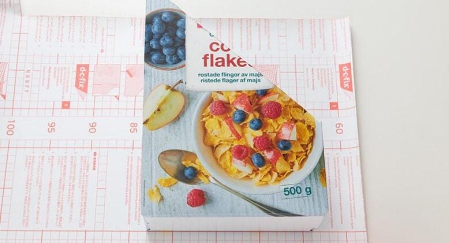 Caja de cereal vacía cortada en diagonal