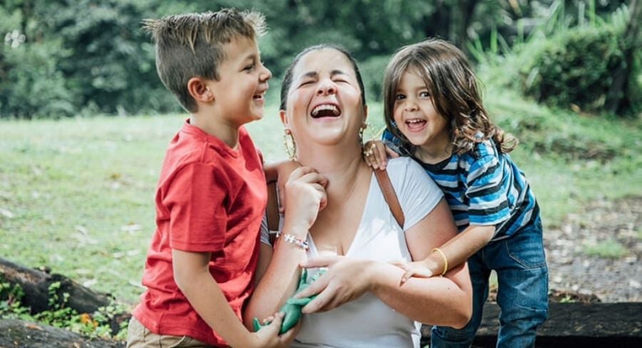 mamá e hijos riéndose