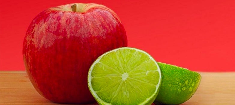 manzana roja con limon cortado
