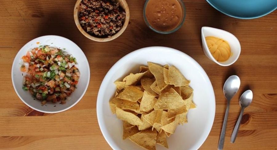 platos con totopos, pico de gallo y carne molida