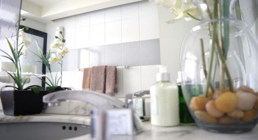 Aplicando alcohol a toalla de papel