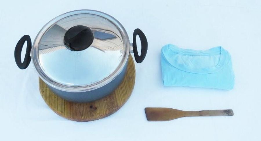 Camisa azul claro, olla con tapa y espátula de madera