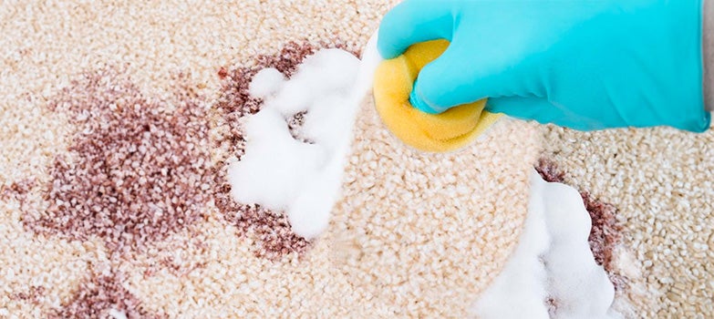 Limpiando una alfombra