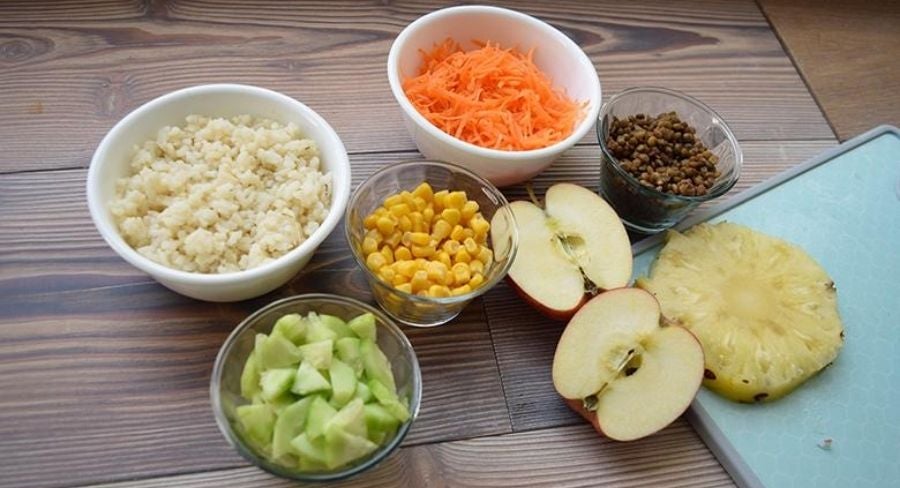 Ensaladas vegetarianas de arroz, frutas y lentejas