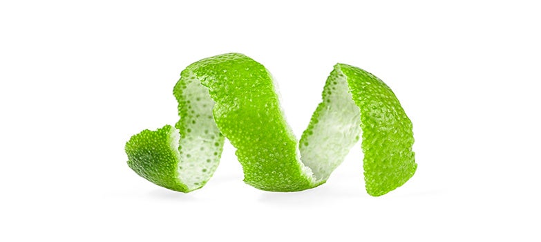 Cáscaras de limón frescas, perfectas para aromatizar y limpiar de forma natural