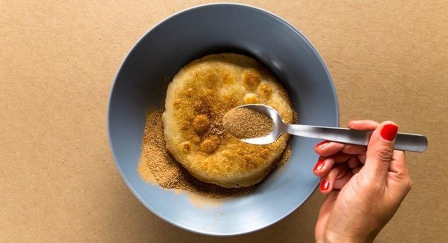 Espolvorea el azúcar y la canela sobre tus buñuelos