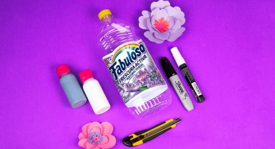 Materiales para construir portalápices con botellas recicladas