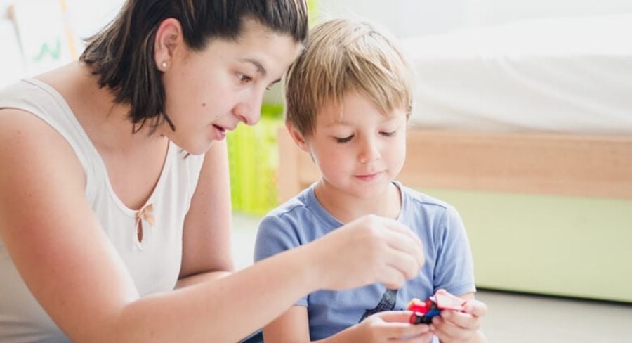 mamá e hijo jugando