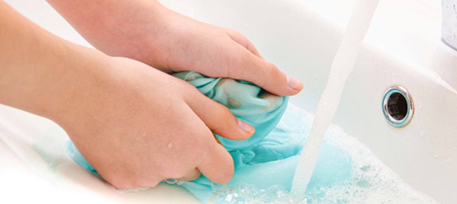 Te recomendamos incluir en tus productos de limpieza detergentes y suavizantes biodegradables que sean suaves tanto con tu ropa como con el medio ambiente