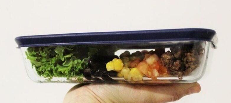 recipiente de vidrio con ensalada
