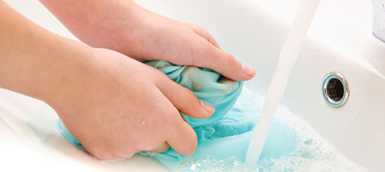 Voltea la prenda de adentro hacia afuera. Lava a mano con un poco de detergente líquido formando una “bolita” con la prenda. Extiende y seca sobre una superficie plana