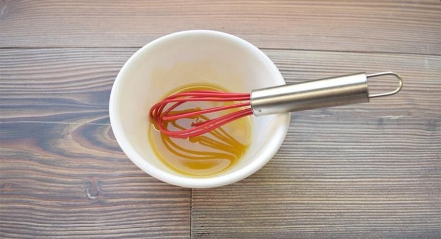 Ensaladas vegetarianas de arroz, frutas y lentejas