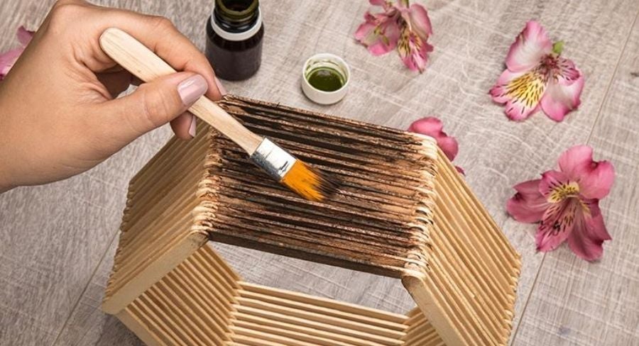 Pintando la repisa de palitos de paleta.