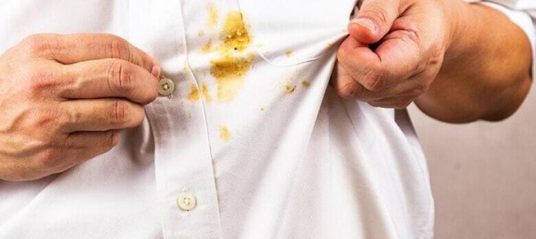 Camisa manchada con grasa