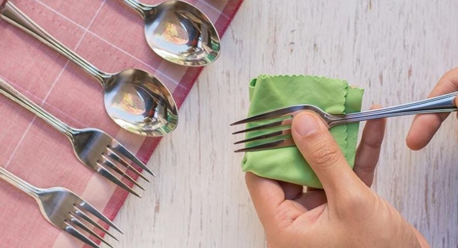 limpia por completo los cubiertos con un paño suave