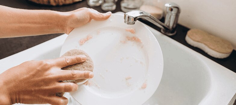 Persona lavando trastes 