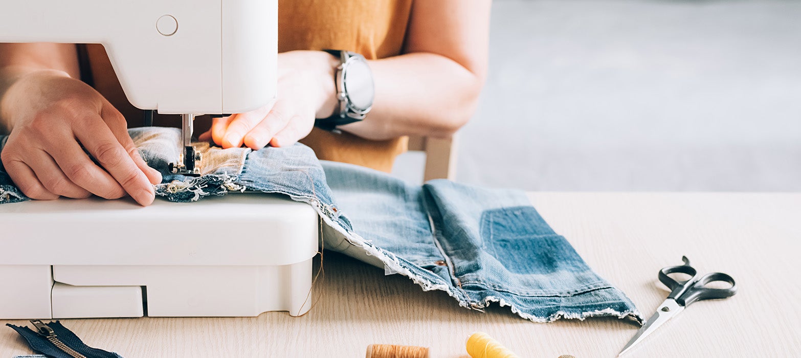 En muchas ocasiones una aguja e hilo pueden salvar tu ropa y evitarte gastos innecesarios