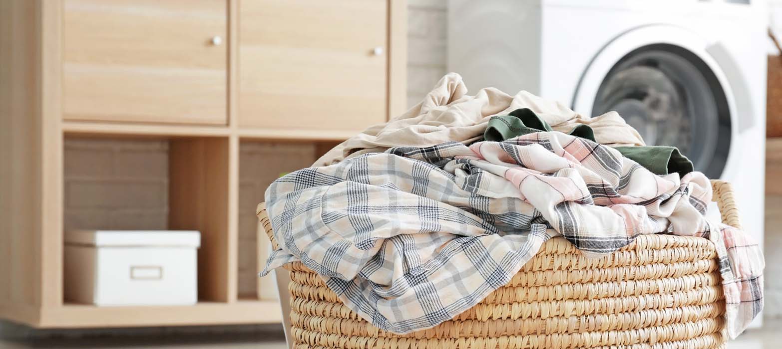 Con estos tips aprenderás paso a paso cómo lavar correctamente la ropa en seco siguiendo distintos métodos. Lava en seco la ropa de seda, terciopelo o vinipiel sin estropearla