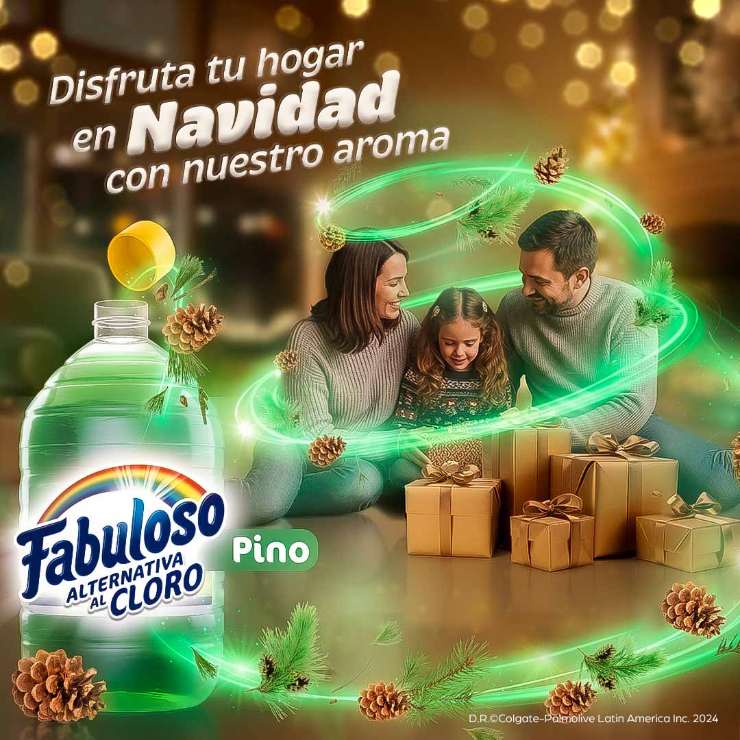 Familia en navidad abriendo regalos con un buen aroma a Pino