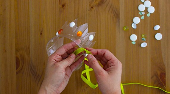 Aprende a hacer coronas con botellas plasticas 5