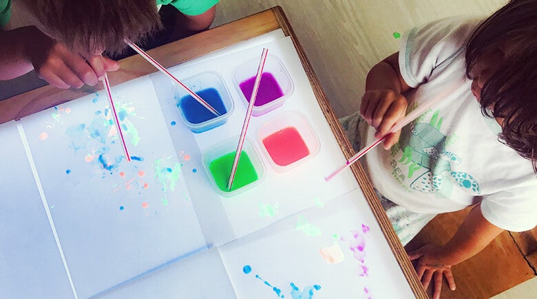 dos niños jugando con burbujas 