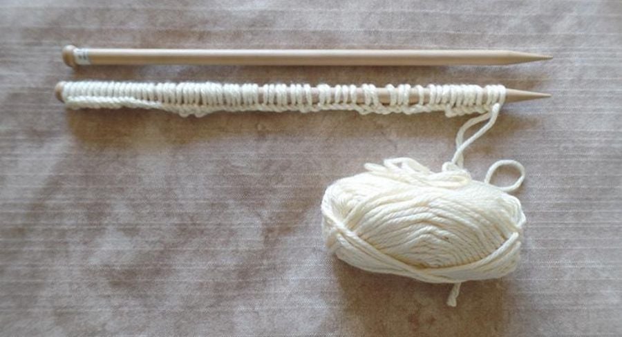 Agujas de tejer con lana alrededor