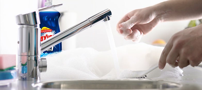 Mujer usando limpiador Axion