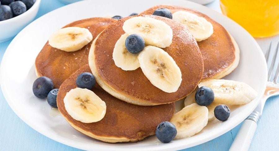 pancakes con banano y arándanos