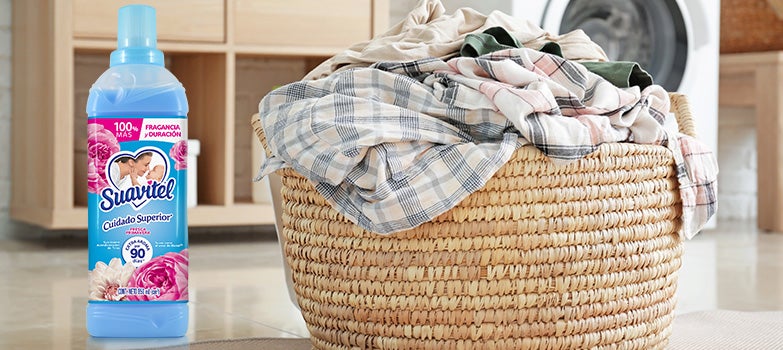 Botella de Suavitel diseñada para eliminar malos olores de la ropa, manteniéndola fresca