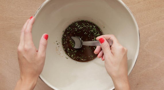 Galletas sin leche ni huevo: Agrega leche, linaza y vainilla