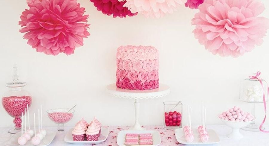 Decoración de mesa con comida y objetos de un solo color (rosado)