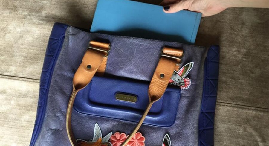 Bolso con elementos adhesivos decorativos