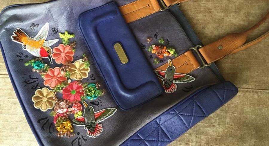 Bolso decorado con colibríes, flores en parches y dibujos en marcador.