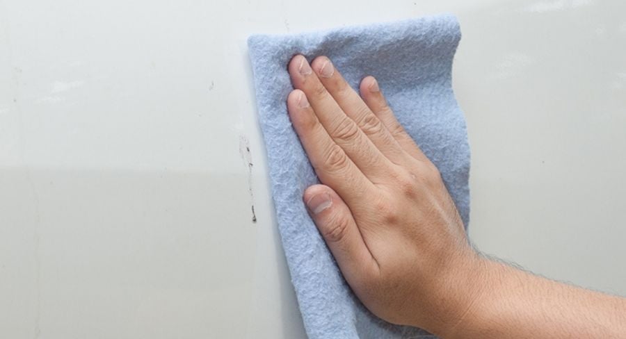 mano con trapo limpiando