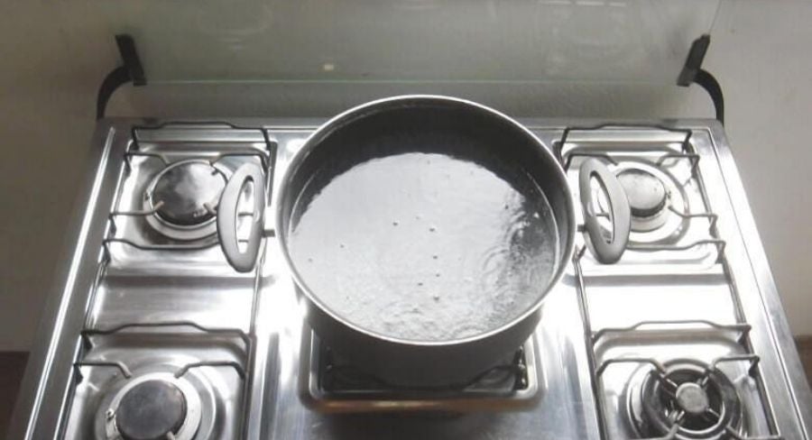 olla con agua hirviendo