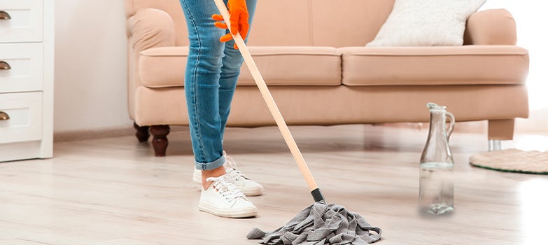 Mujer trapeando con vinagre blanco para una limpieza eficaz y natural