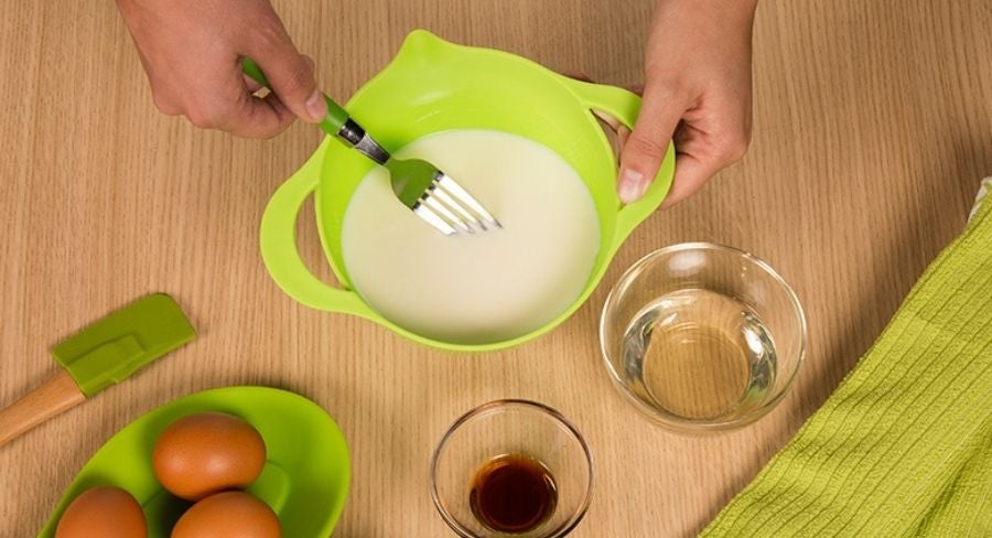 receta-cupcakes-revuelve-la-leche-el-aceite-el-extracto-de-vainilla-y-los-huevos-axion