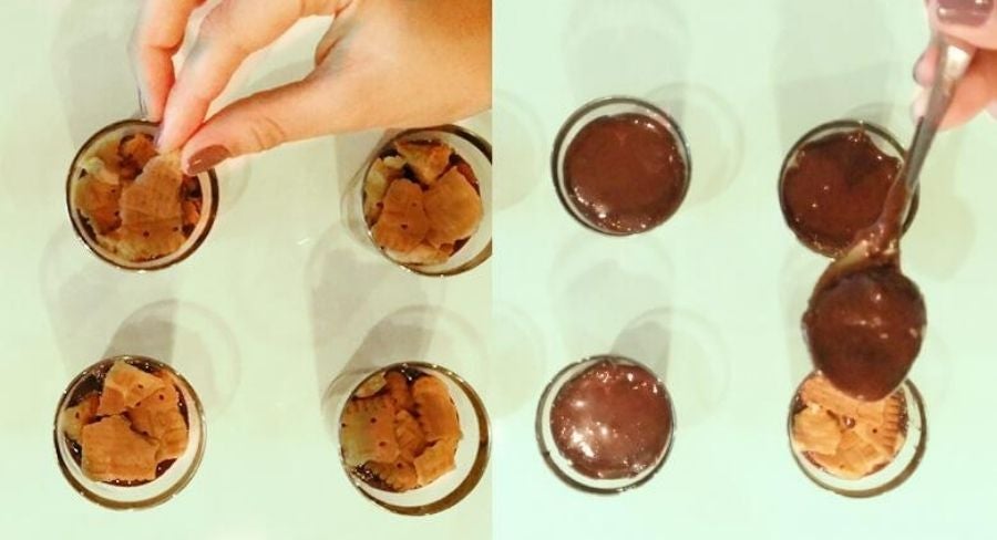 Repite el procedimiento, formando capas intercaladas de galletas y  mezcla de chocolate, hasta llenar el shot.