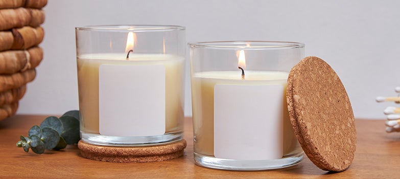 Velas aromáticas encendidas, creando un ambiente cálido y perfumado en el hogar