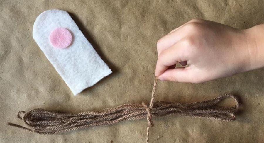 semicírculo para dar forma a la cabeza o dejarlo recto y pegar encima hebras para crear el pelo o el fieltro para hacer un sombrero