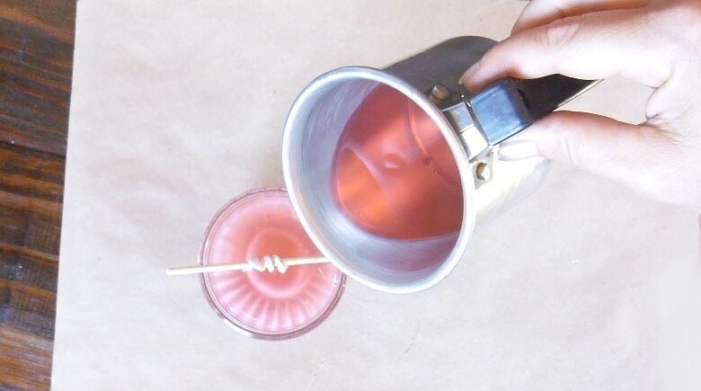 Velas aromáticas en casa: Verter la parafina dentro de la taza