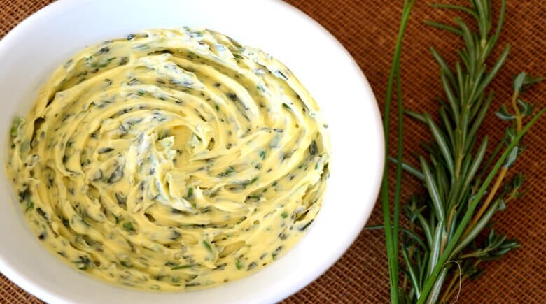 MAYONESA EN PLATO CON ESPECIES