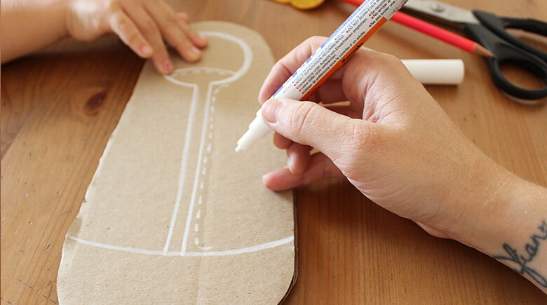 Enseñarle a tus hijos a amarrarse las agujetas: Corta un zapato de cartón