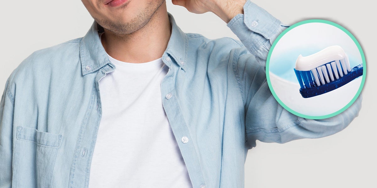 Utiliza un cepillo de dientes viejo para aplicar la pasta de dientes sobre la mancha y diluye con un poco de agua tibia