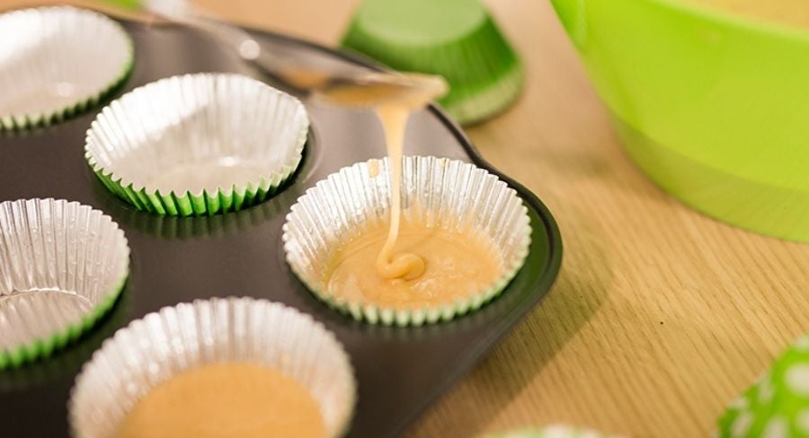 receta-cupcakes-alista-los-moldes-para-aplicar-la-mezcla-axion