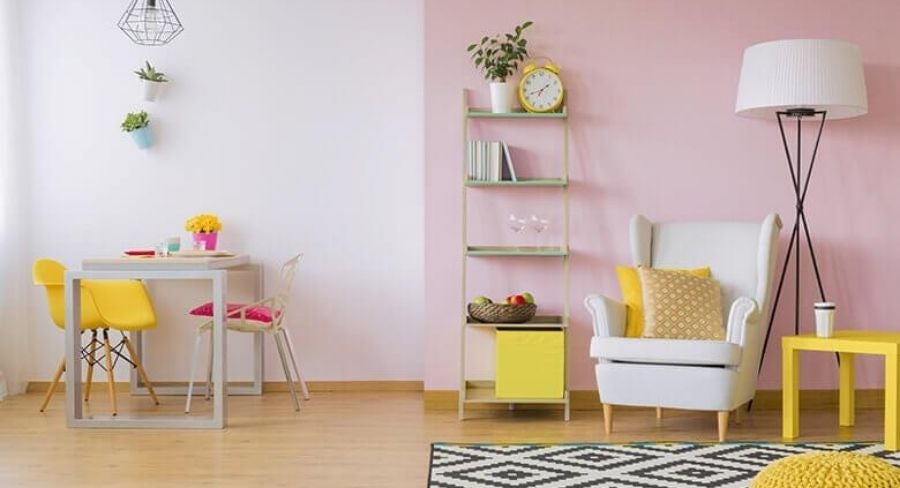 2 salas de estar de una casa con paredes de diferentes colores