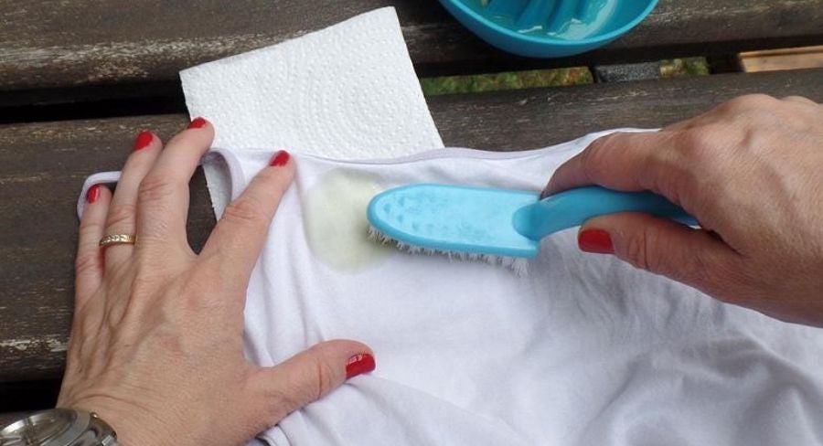 Quitar manchas de aceite: Cepilla cuidadosamente la mancha. Hazlo suavemente para no dañarla.