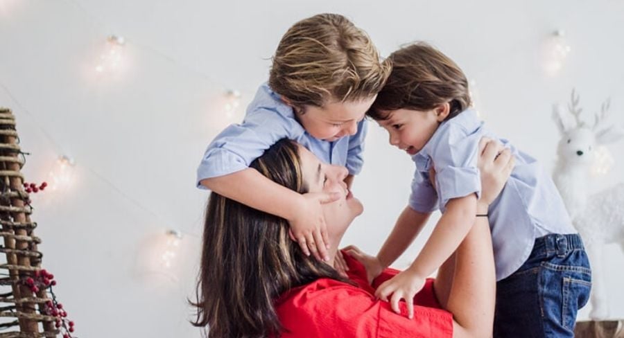 mamá e hijos riéndose